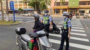 海口交警严查电动自行车违法通行