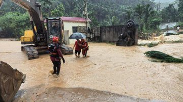 暴雨致14人被困 消防紧急救援