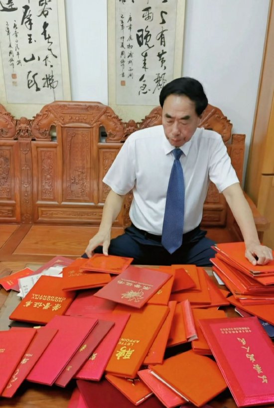 三十年新闻工作底气，换来荣誉一生。