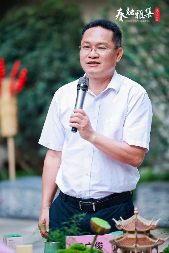 澄迈县委常委、宣传部长王广俊介绍澄迈县全力推进东坡文化发掘、保护与利用的工作情况