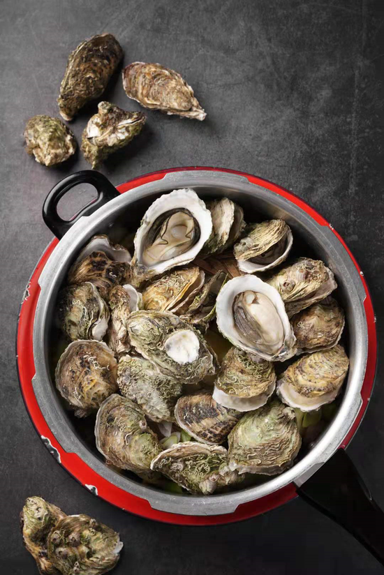 不少网友在新浪海南直播间以1元秒杀到"高压生蚝"和三文鱼刺身等商品