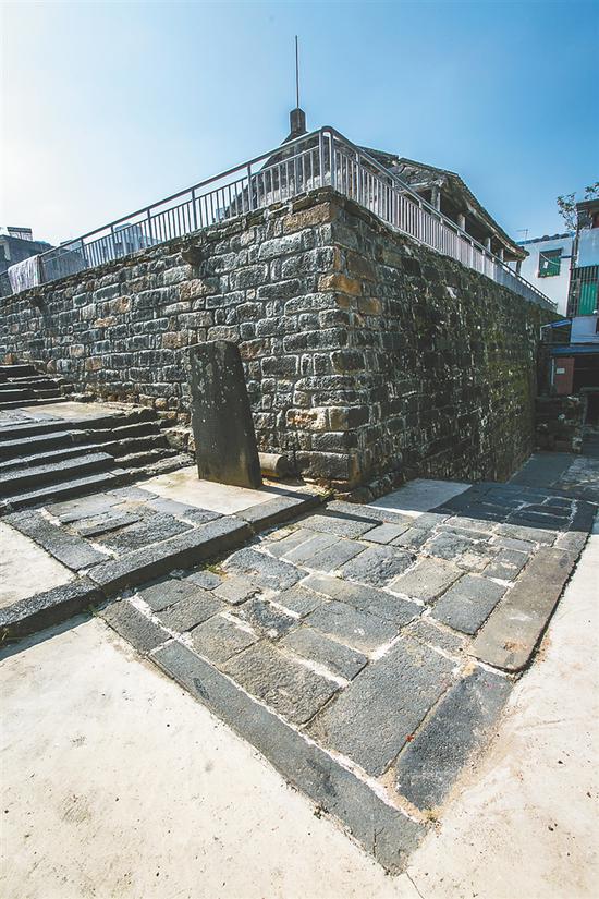 海口市府城鼓楼,又称"文明楼",也是重阳节古人饮酒作诗的好去处.