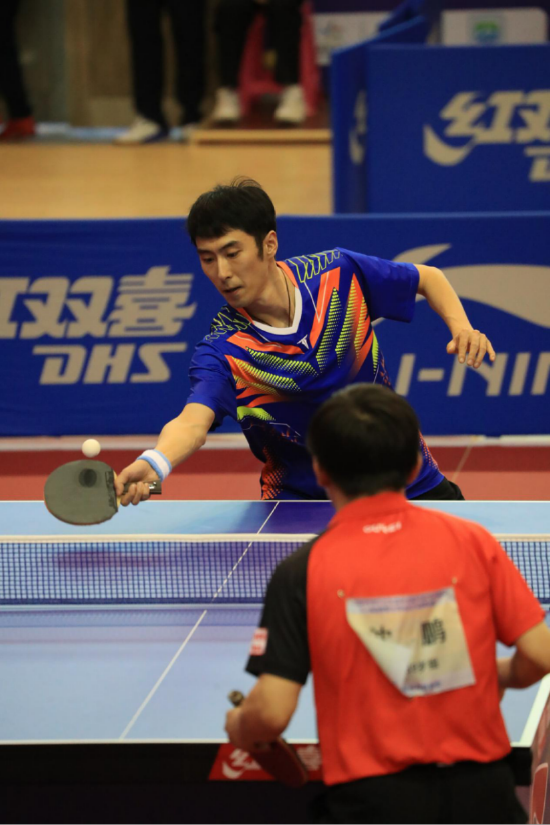 杨晓夫在比赛中"作为乒乓球爱好者,有机会参中国乒协组织的比赛,和