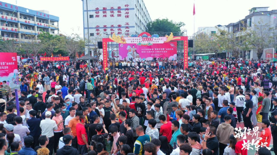 “定安军坡文化季”活动现场人声鼎沸。图片来源：定安县旅文局