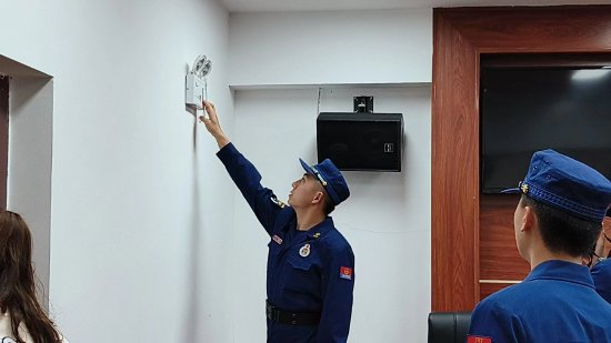 琼中县消防救援大队深入县“两会”涉会场所开展消防安全检查
