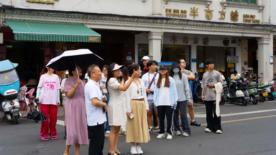 海南大学国际传播与艺术学院师生考察调研铺前镇