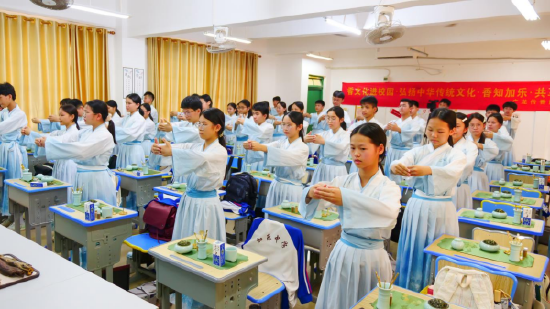 图：加乐镇的学生们已经开启了香文化第二课堂