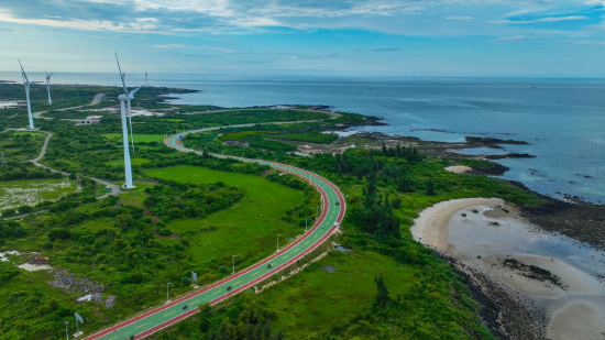海南环岛旅游公路儋州段沿途“一半海水一半火山”的景色令人陶醉。海南日报张茂 摄