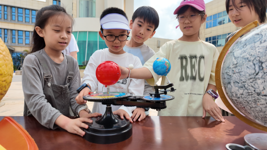 海口市天文爱好者协会展台人气高涨