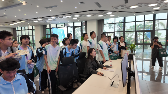 市民和公众依次参观业务平台