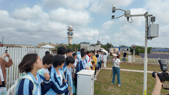 在海口市综合气象观测站参观