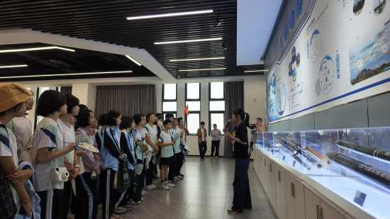 参观者了解人工影响天气科普知识