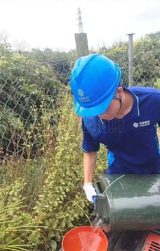 维护工程师给发电油机灌注燃料