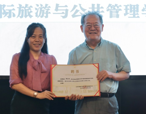 海南大学今朝书院党委书记刘莉莉向李公羽颁发海南大学今朝书院校外导师聘书