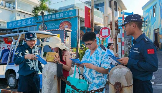 海警执法员到旅游热点区域开展普法宣传工作