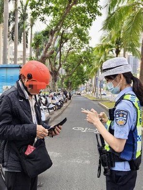 海口交警严查电动自行车违法通行