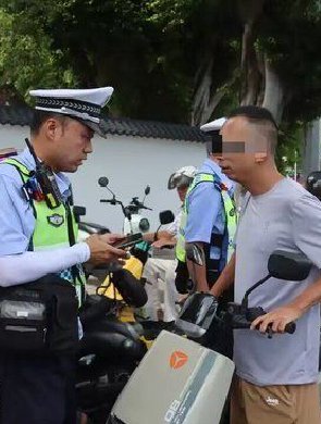 海口交警开展交通陋习专项整治