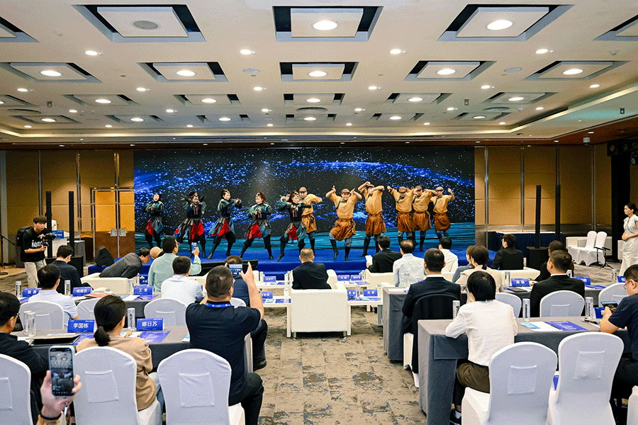 2025中国企业家博鳌论坛“歌游内蒙古 欢乐冰雪季”内蒙古冬季旅游主题传播推广活动现场。新华网发