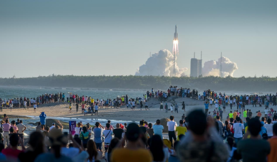 游客在文昌观看火箭发射。海南日报袁琛 摄