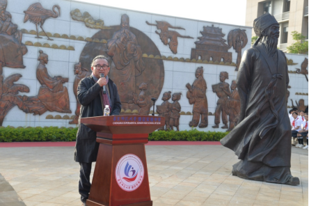 青年画家、雕塑家、学校环境文化设计师张晗东介绍澄迈东坡铜像的设计理念与艺术特色