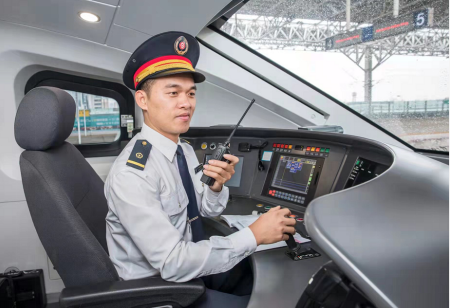 从内燃机车司机到动车组司机,从时速120公里到250公里,10多年来,赖