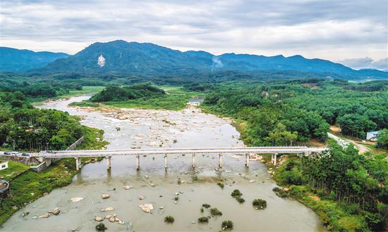 图为琼中黎族苗族自治县和平镇新建的和平大桥.