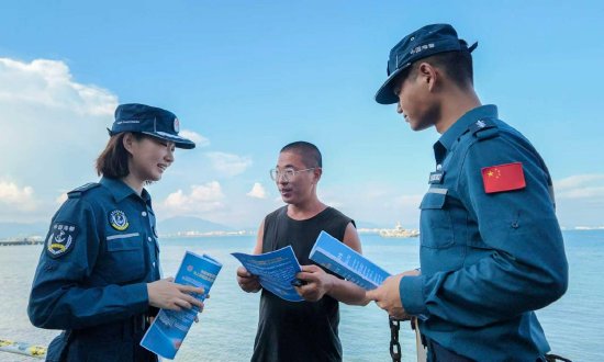 海警执法员到旅游热点区域开展普法宣传工作