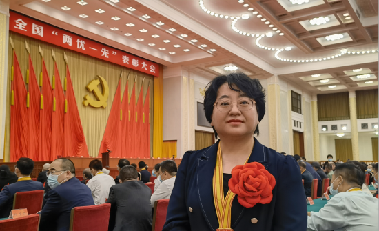 图：侯莉在人民大会堂接受表彰