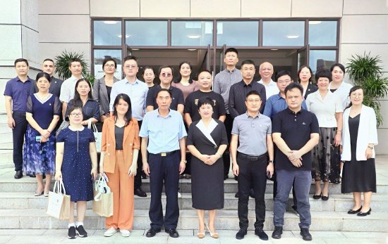 李笑天(春翔)组织中央和海南28家媒体走进校园