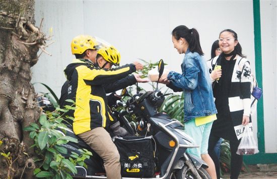 点外卖成大学生解决三餐方式 校园禁外卖合理吗?