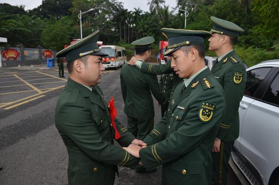 悠悠惜别泪两行,依依难舍战友情