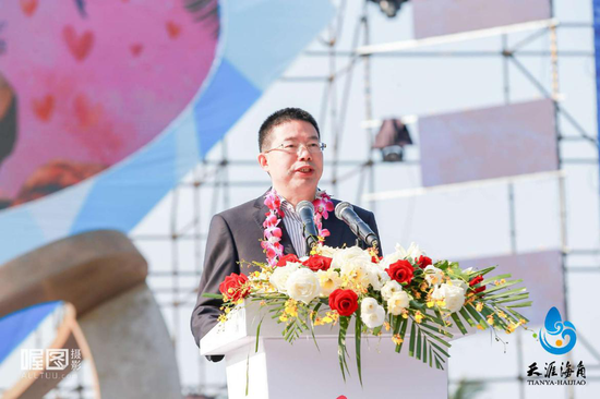 三亚市天涯海角旅游发展有限公司董事长李南廷先生上台致辞