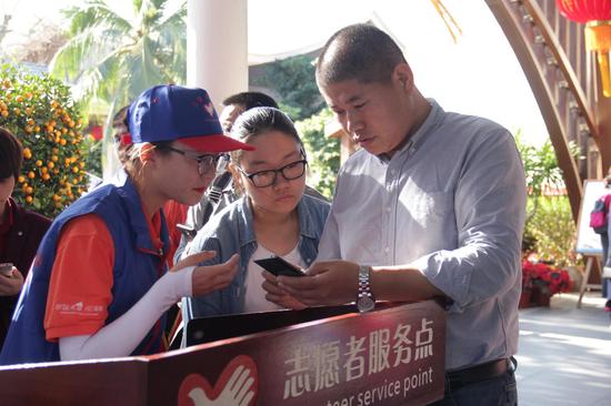 同时还安排党团员志愿者到各路段为游客提供咨询引导服务,积极为游客