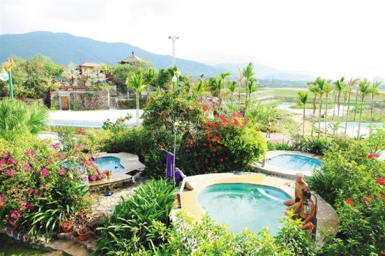 游客在三亚泡小鱼温泉.记者 张茂 摄