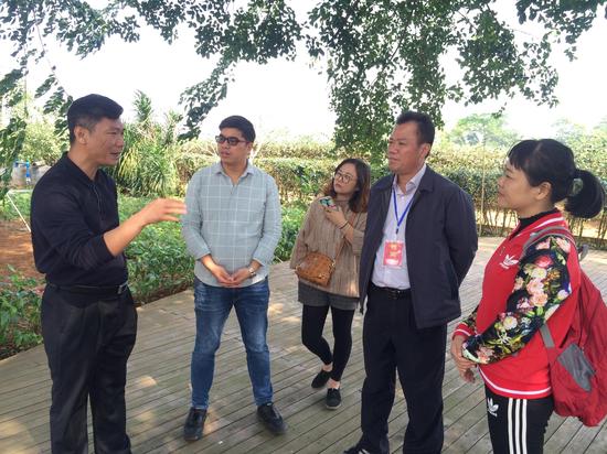 临高县副县长王华(右二)和临高县农业局局长符巍瀚(左一)接受记者采访