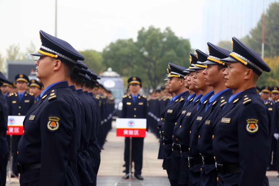 武漢城管換上全國統一制式服裝 以新形象開啟新起點