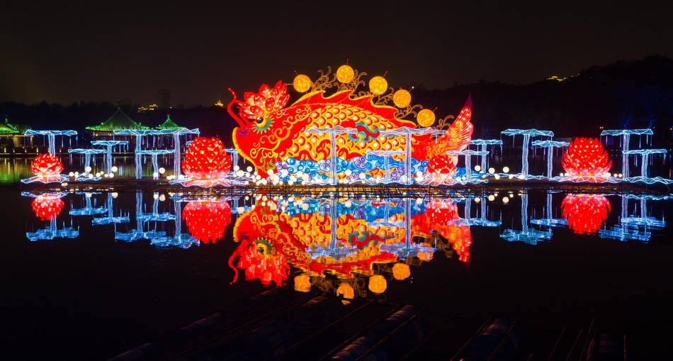 2020武汉东湖灯会开幕 万盏花灯流光溢彩