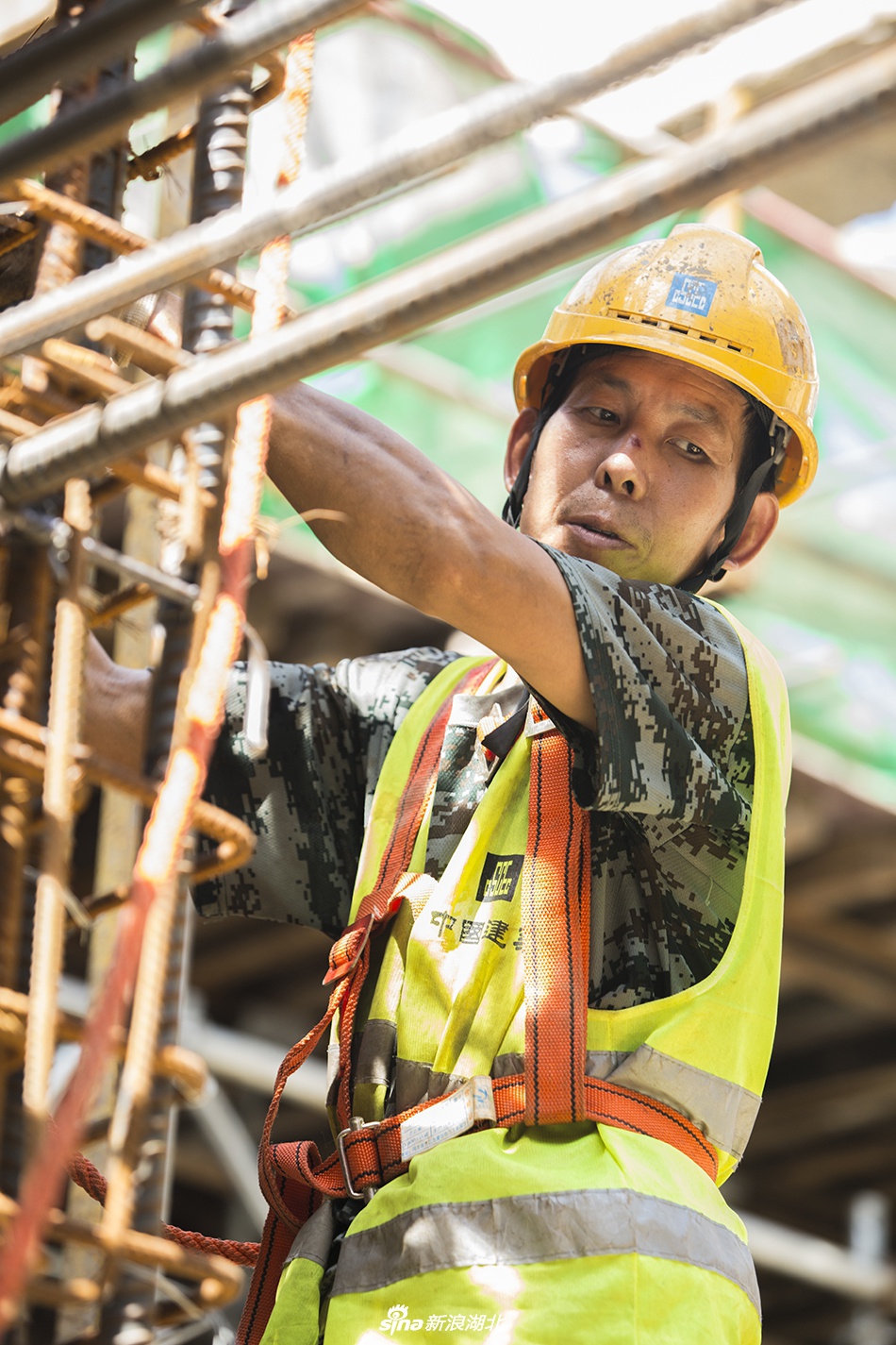 致敬高温下的建筑工人_高清图集_新浪网