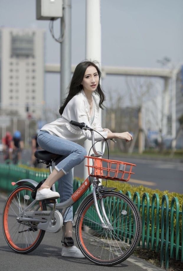 武汉音乐学院校花晒写真参加评比 上演惊艳一字马_高清图集_新浪网