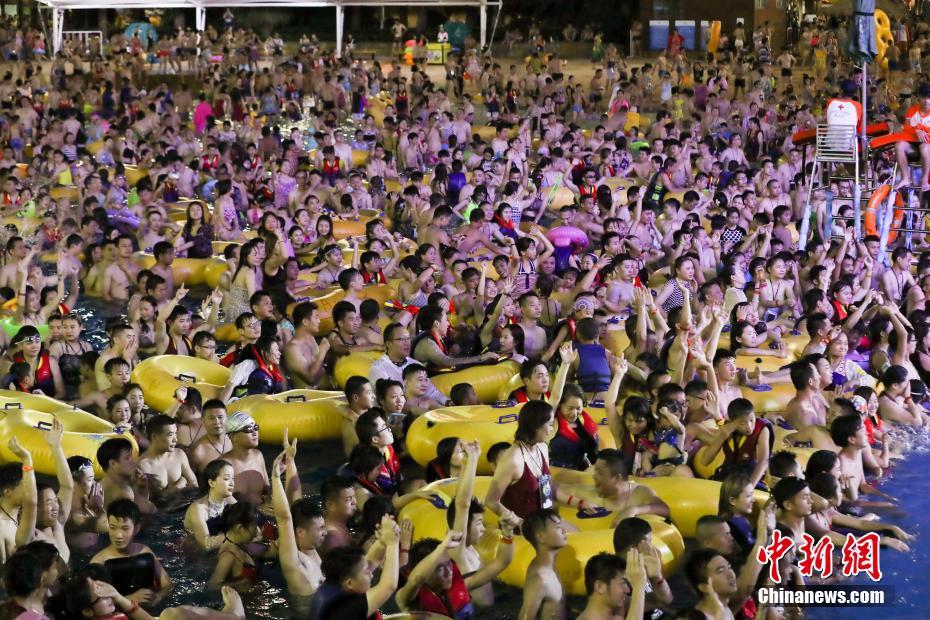 武汉持续高温 水上乐园"人挤人"