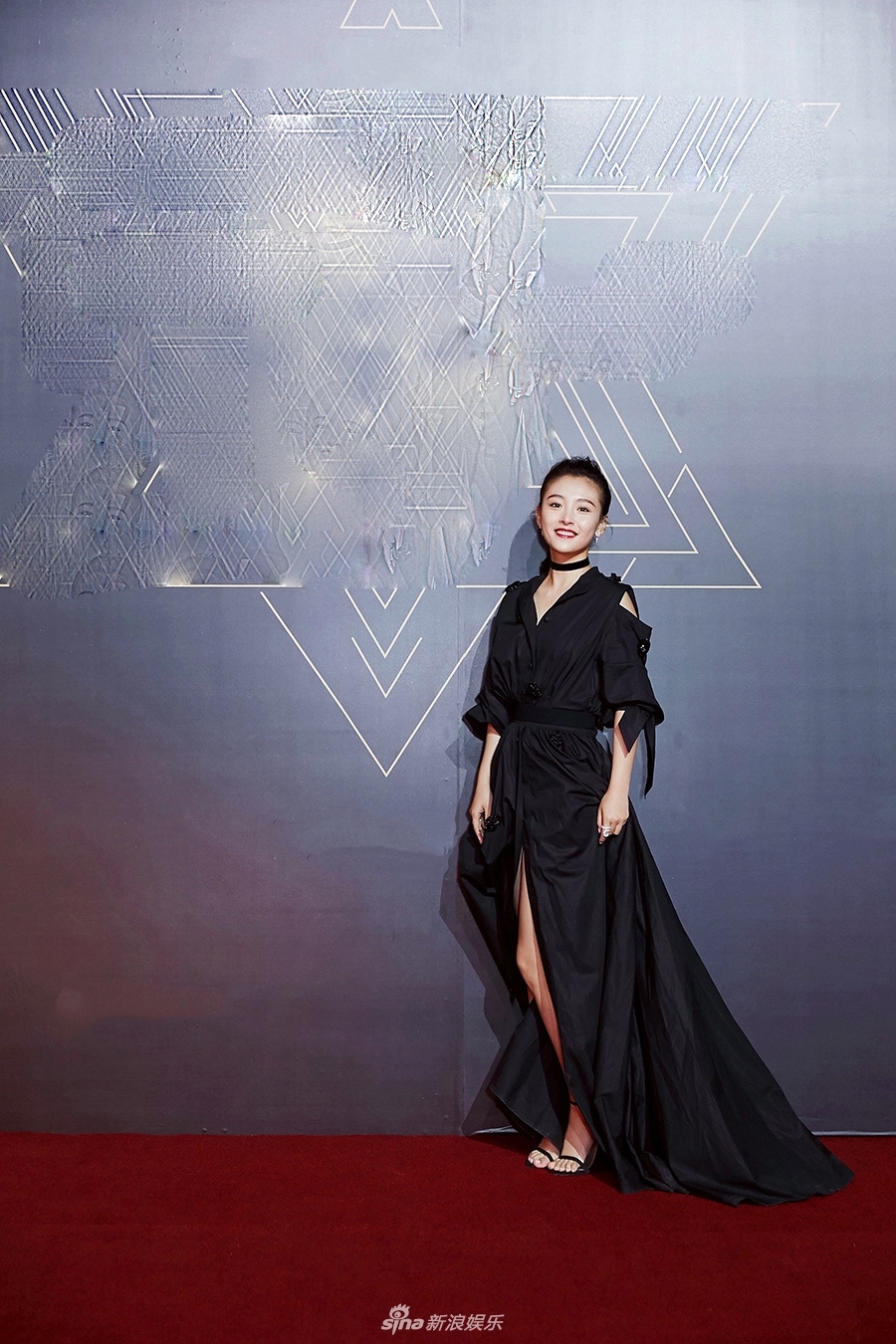 造型酷炫!吴倩黑色礼服告别少女范儿