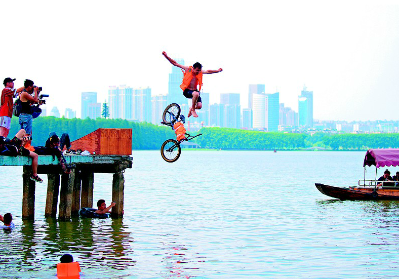 据了解,"跳东湖"已走过7个年头,成为武汉年轻人每