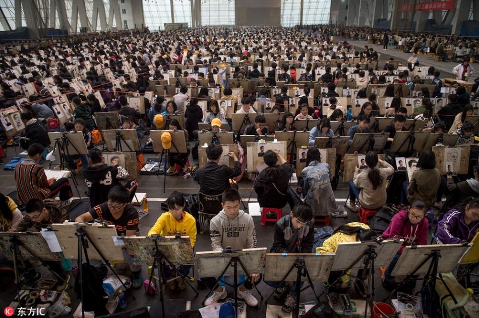 湖北美术模拟统考 3000多名考生同场作画场面壮观