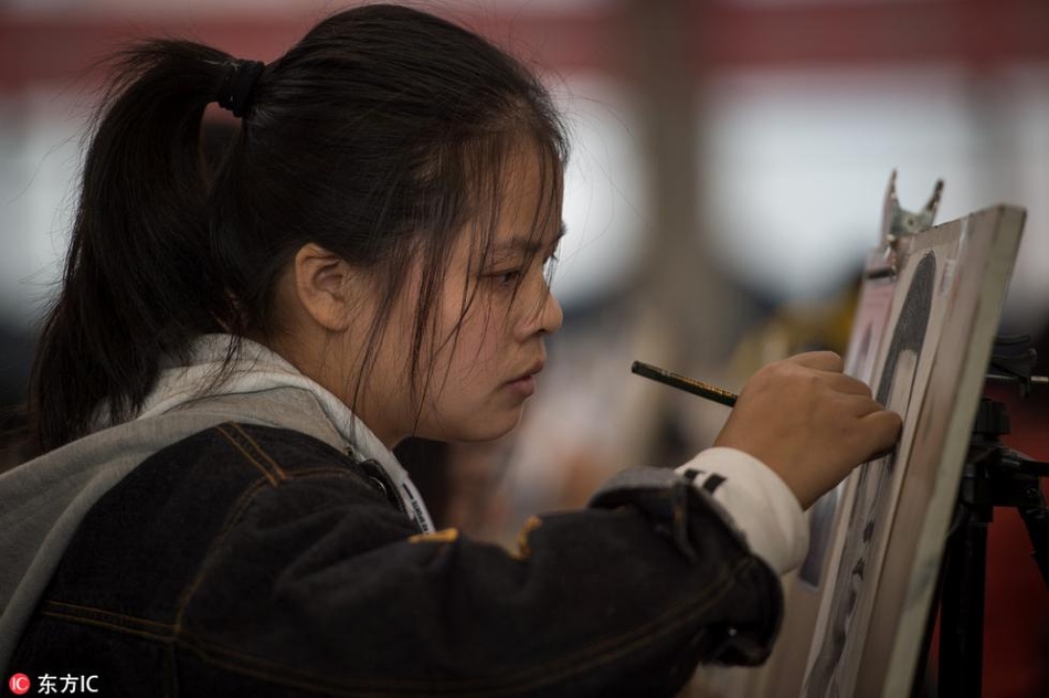 湖北美术模拟统考 3000多名考生同场作画场面壮观