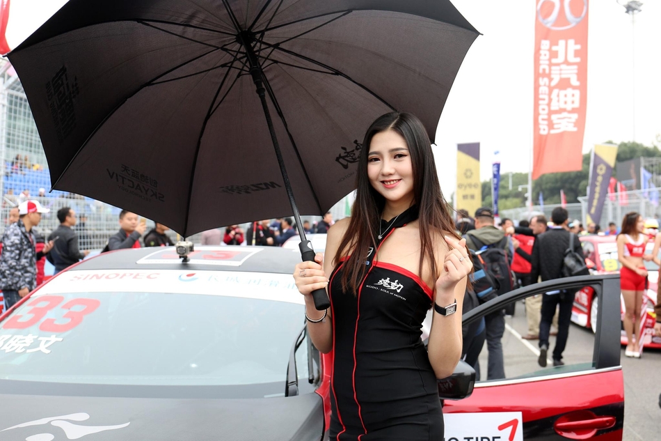 ctcc武汉街道赛开赛 性感车模赛道抢镜