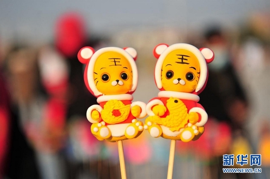 宜昌市夷陵区民间艺人艾民为2022农历虎年定制的面塑"萌虎"作品.