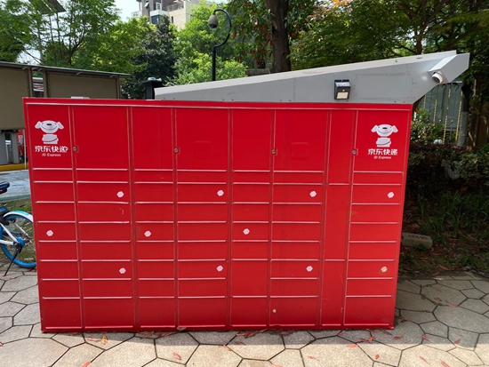 小区在b区东大门小广场划分了顺丰,京东,德邦,圆通等11家快递公司的取