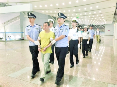 嫌犯黄海勇被押解回国