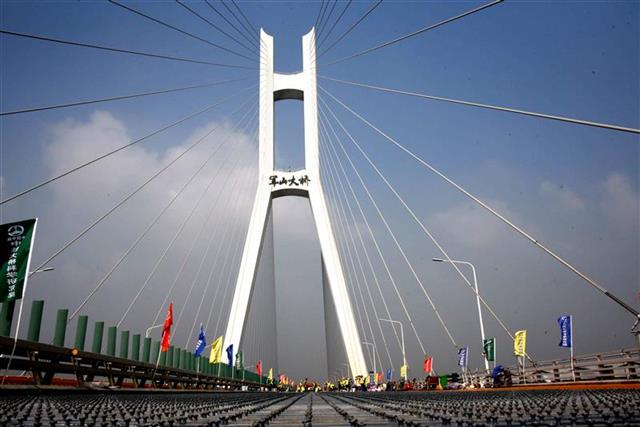 通讯员邢影 姜志刚 岳奥)今日(29日),处于改造中的武汉军山长江大桥