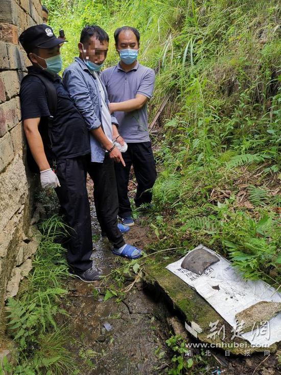 犯罪嫌疑人指认黄金首饰藏匿地点。通讯员供图